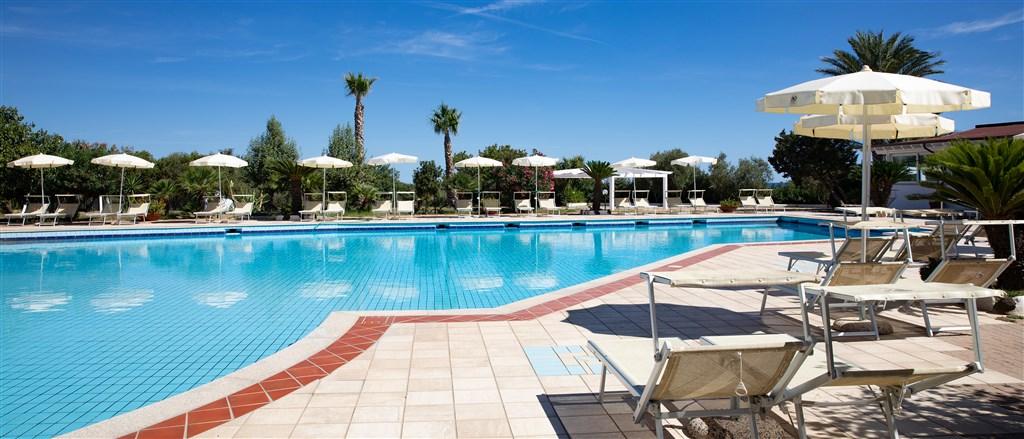 ADR_quattro_lune_pool_02.jpg