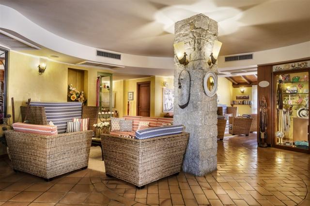 CRUCCURIS_RESORT_Hall-3.jpg