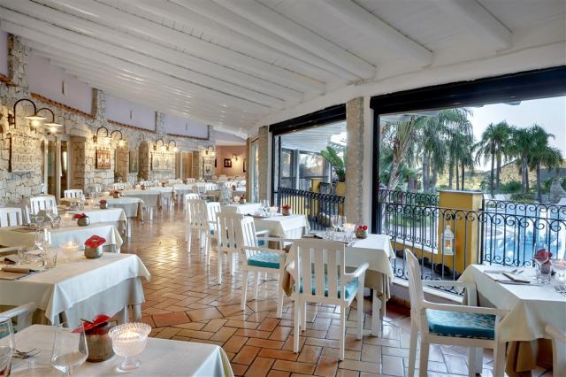 CRUCCURIS_RESORT_Restaurant3.jpg