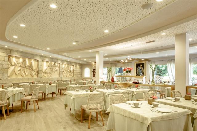 CRUCCURIS_RESORT_Breakfast room.jpg