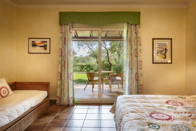 CRUCCURIS_RESORT_Camera_Classic-1.jpg