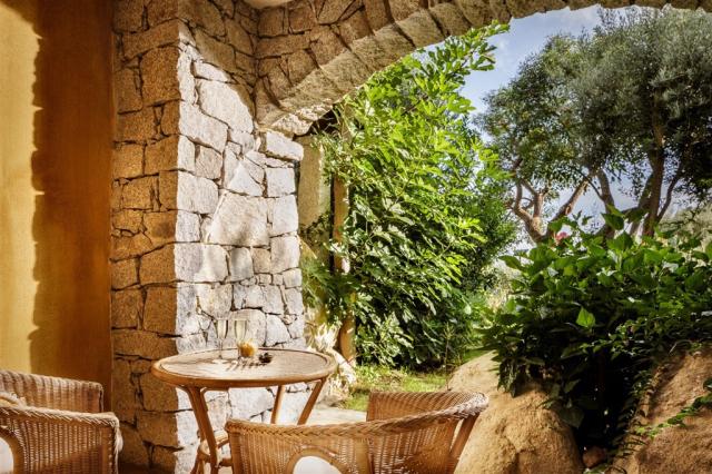 CRUCCURIS_RESORT_Patio_camera_Classic-2.jpg