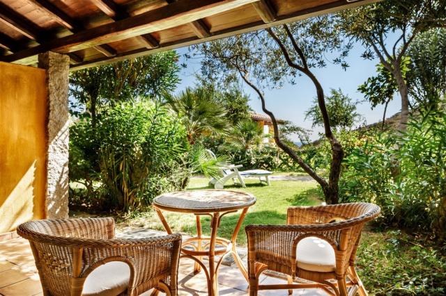 CRUCCURIS_RESORT_Patio_camera_Classic.jpg