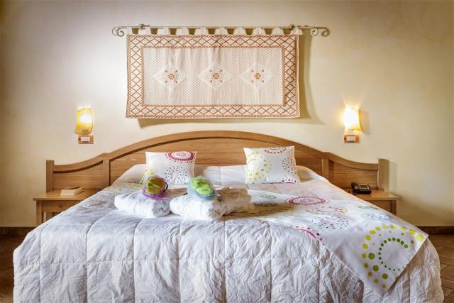 CRUCCURIS_RESORT_Camera_Deluxe-2.jpg