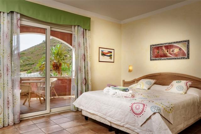 CRUCCURIS_RESORT_Camera_Deluxe-3.jpg