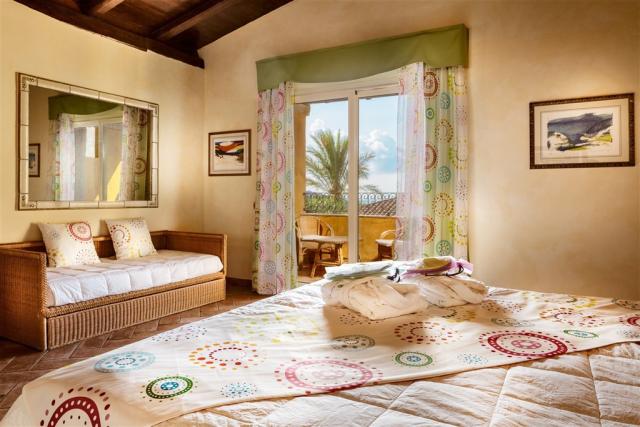 CRUCCURIS_RESORT_Camera_Deluxe-1.jpg