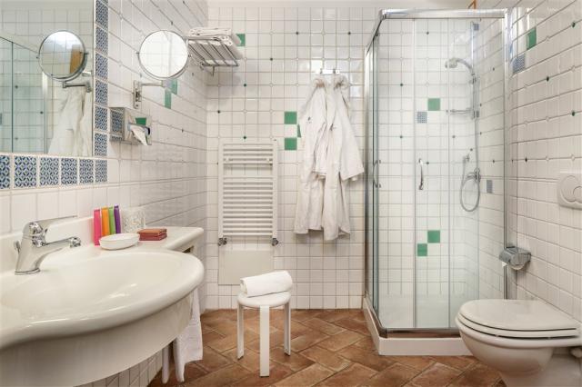 CRUCCURIS_RESORT_Deluxe_room_bathroom.jpg