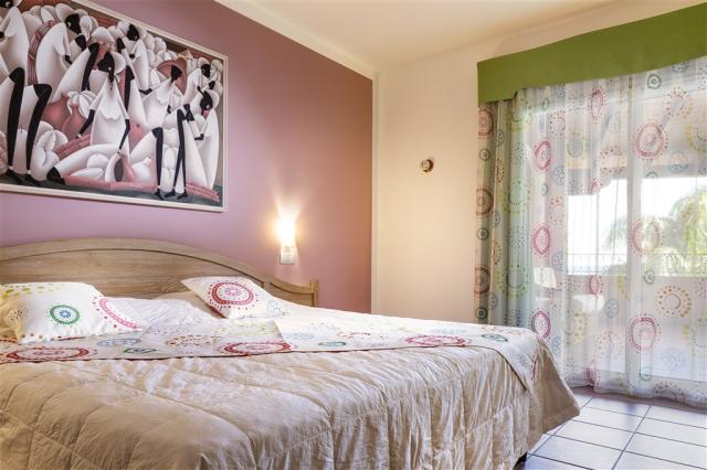 CRUCCURIS_RESORT_Suite_bedroom1.jpg