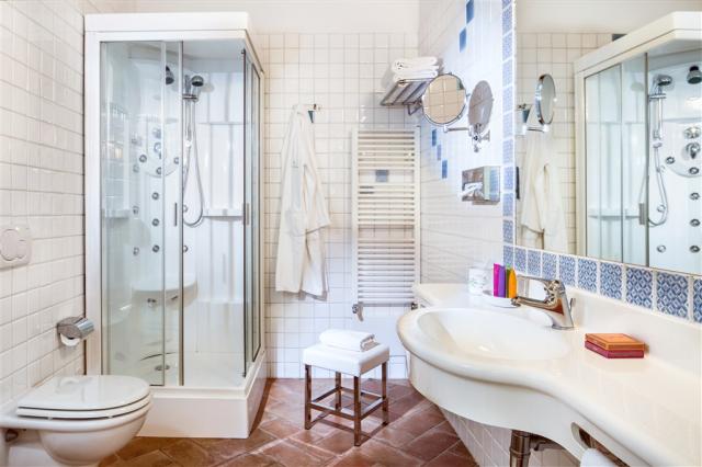 CRUCCURIS_RESORT_Suite_bathroom.jpg