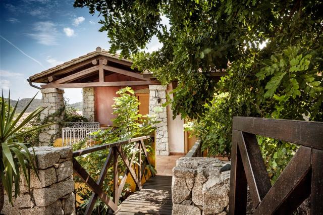 CRUCCURIS_RESORT_Exterior1.jpg
