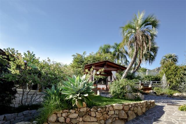 CRUCCURIS_RESORT_Garden22.jpg