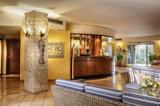 CRUCCURIS_RESORT_Hall5.jpg