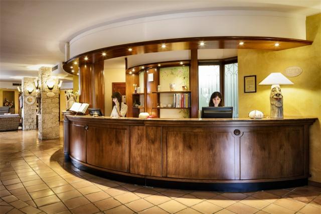 CRUCCURIS_RESORT_Reception3.jpg