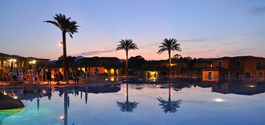 CLUB HOTEL BAIA DEI PINI - v noci.jpg