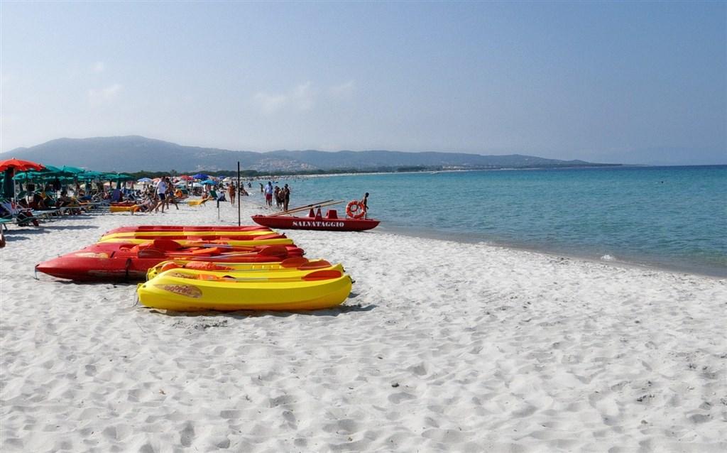 CLUB HOTEL BAIA DEI PINI - pláž.jpg