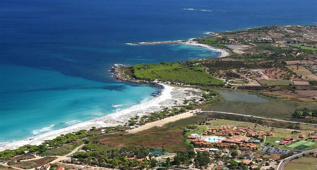 CLUB HOTEL BAIA DEI PINI - výhled2.jpg