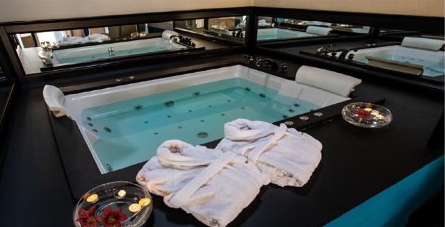 Jacuzzi romantic.jpg
