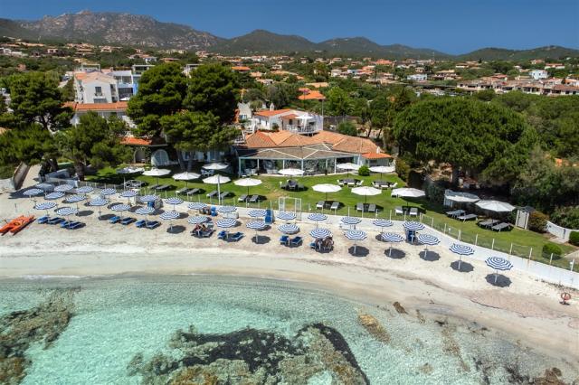 02 Panoramica spiaggia Pelican Beach Resort.jpg