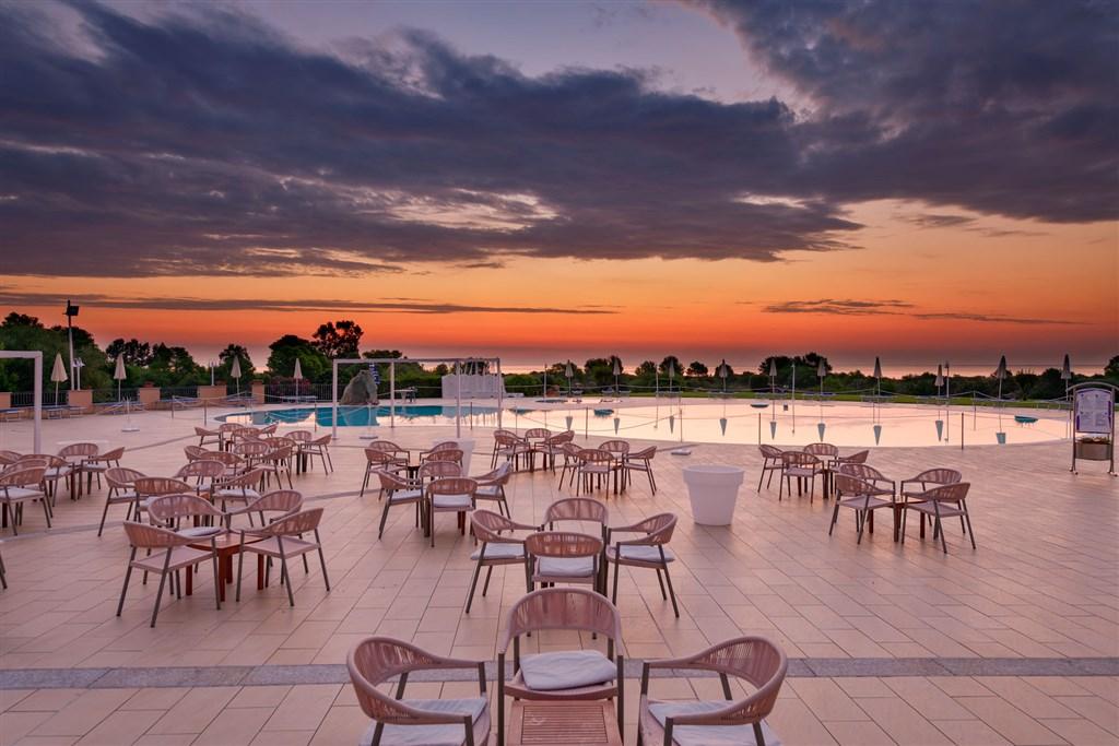 hotel-baia-del-porto-ottiolu-budoni-sardegna-piscina-tramonto-3