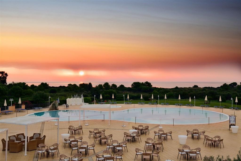 hotel-baia-del-porto-ottiolu-budoni-sardegna-piscina-tramonto-2