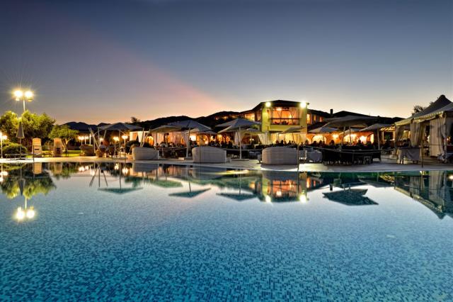 hotel-baia-del-porto-ottiolu-budoni-sardegna-piscina-notturna-1