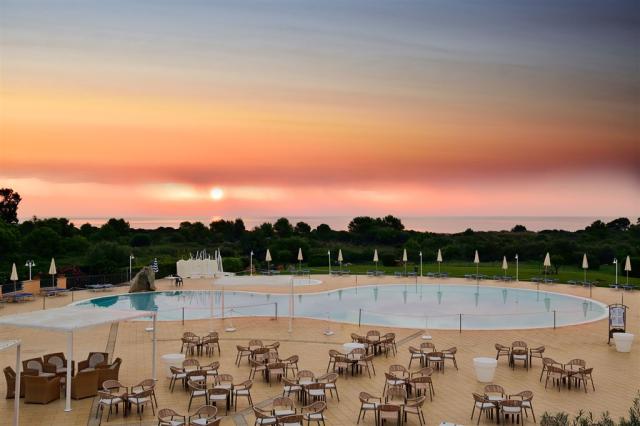 hotel-baia-del-porto-ottiolu-budoni-sardegna-piscina-tramonto-2