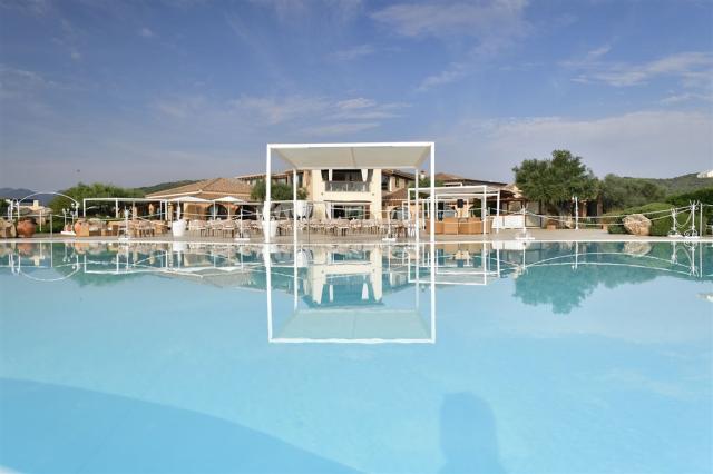 hotel-baia-del-porto-ottiolu-budoni-sardegna-piscine3.jpg