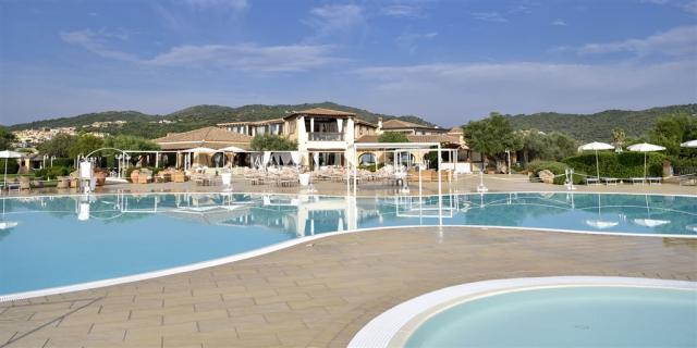 hotel-baia-del-porto-ottiolu-budoni-sardegna-piscine.jpg