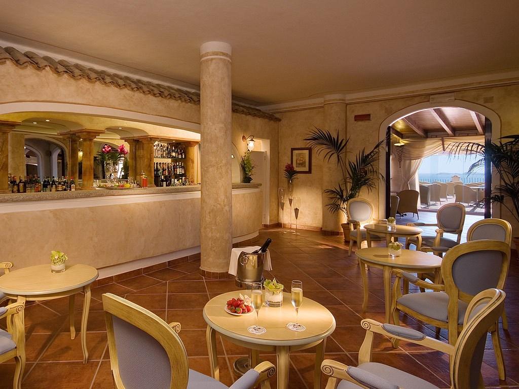 COLONNA_RESORT_bar_s_terasou1.jpg
