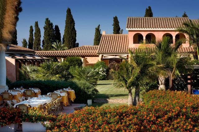 albergo-con-piscina-a-Pula-Sardegna-Sud-Orientale1.jpg