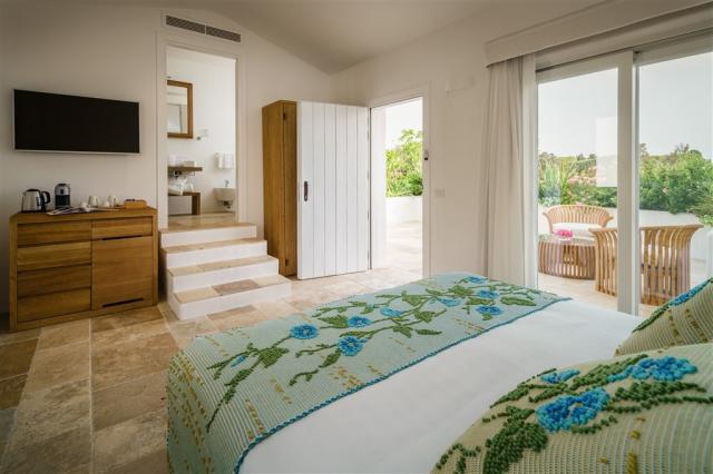 Junior Suite - 03 - 7R200963-Edited.jpg