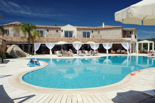 VILLAS_RESORT_hlavni_budova_s_bazenem.jpg
