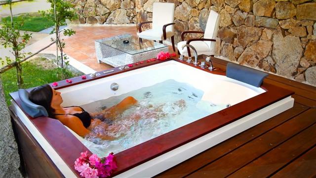 VILLAS RESORT_JACUZZI NA TERASE VE SUITE.jpg
