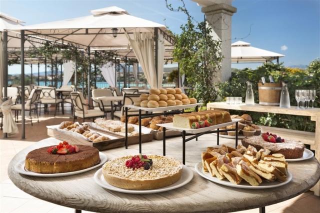 Breakfast on the terrace - Gabbiano Azzurro Hotel & Suites Sard