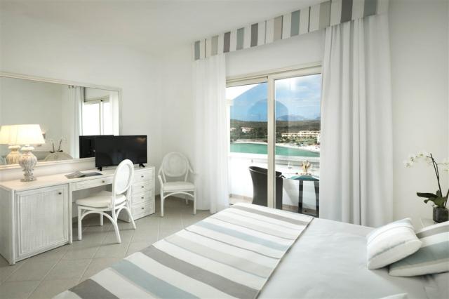 Superior-Sea-View-Gabbiano-Azzurro-Hotel-Suites-Sardegna-web.jp
