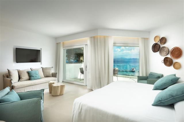 Pool Suite 2- Gabbiano Azzurro Hotel & Suites Sardegna.jpg