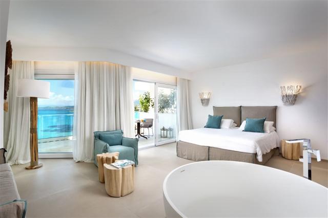Pool Suite 3- Gabbiano Azzurro Hotel & Suites Sardegna.jpg