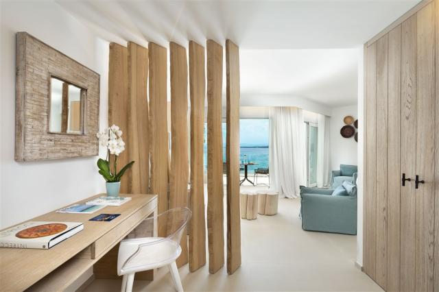 Pool Suite 5- Gabbiano Azzurro Hotel & Suites Sardegna.jpg