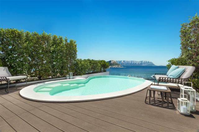 Pool Suite - Gabbiano Azzurro Hotel & Suites Sardegna.jpg