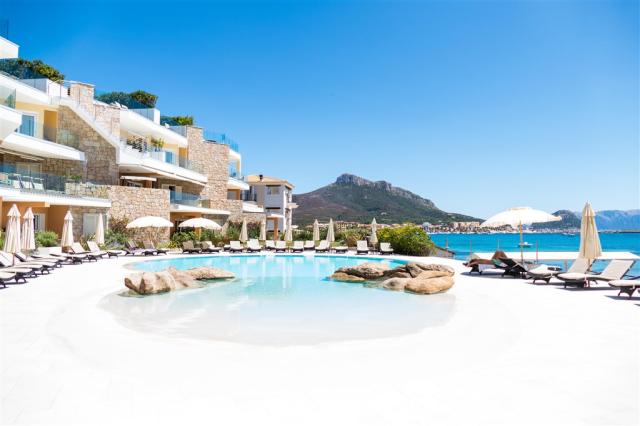 Infinity Pool - Gabbiano Azzurro Hotel & Suites Sardegna.jpg