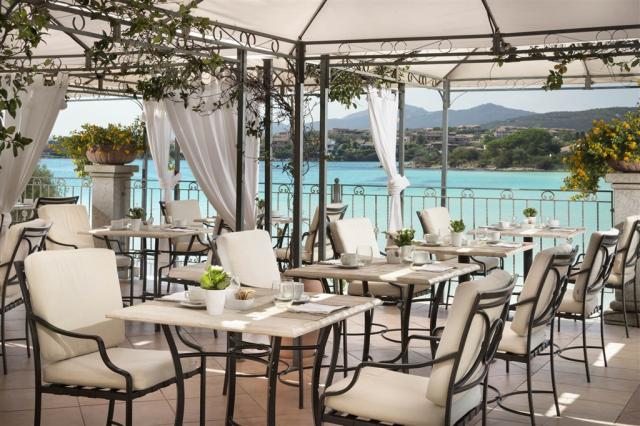 Breakfast on the terrace 2- Gabbiano Azzurro Hotel & Suites Sar