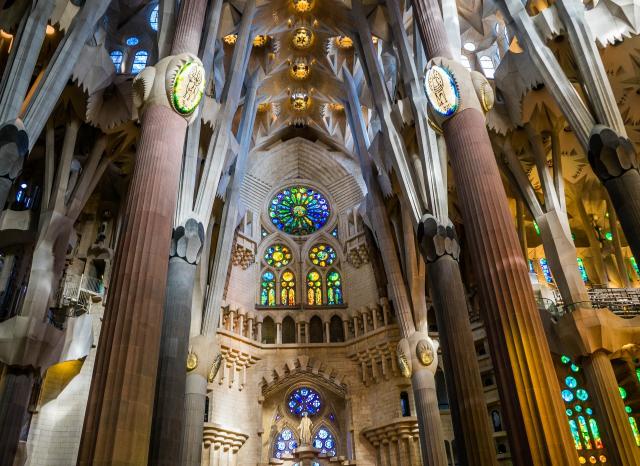 sagrada-familia-cathedral-1181778_1920
