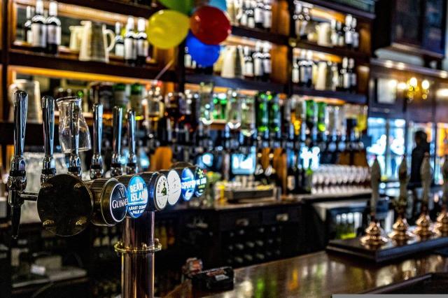 pub-5537449_1920