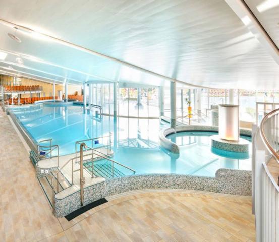 therme_innen_orange-liegen_2_800_520-0b099c57
