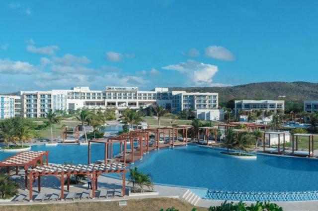Gran Muthu Almirante Beach