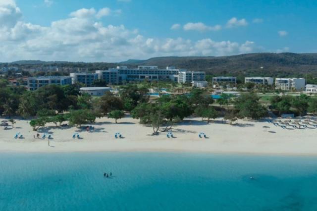 Gran Muthu Almirante Beach