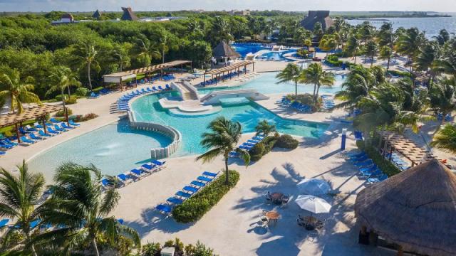 Blue Bay Grand Esmeralda
