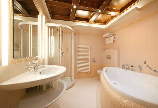 4lůžkový apartmán koupelna