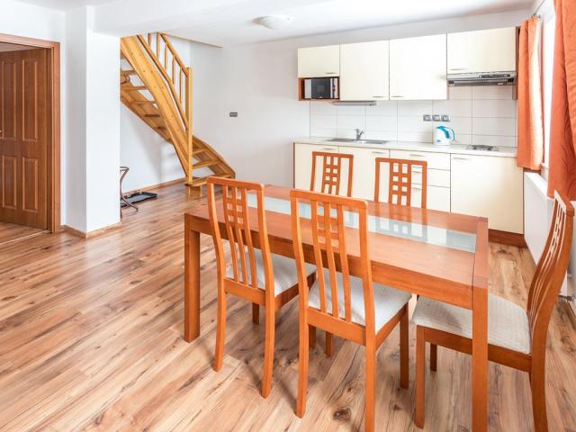 Apartmán č. 6 - obývací část s kuchyňským koutem