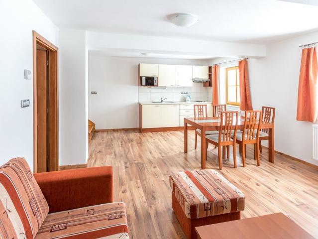 Apartmán č. 6 - obývací část s kuchyňským koutem